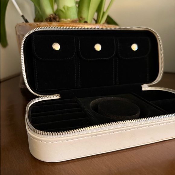 Pandora Cream Leather Jewelry Box Travel Case - Picture 3 of 9